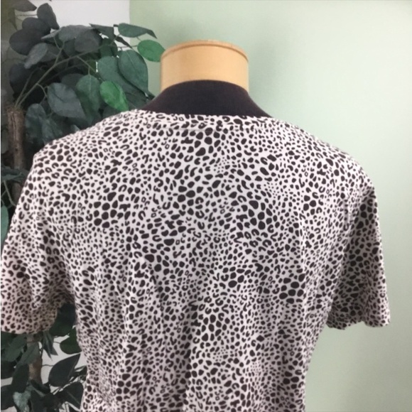 LANDS End Medium short sleeve v neck tee
Thicker weight 
Animal print - Picture 5 of 15